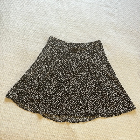 Reitmans black and white patterned skirt || size 6 - Picture 1 of 7
